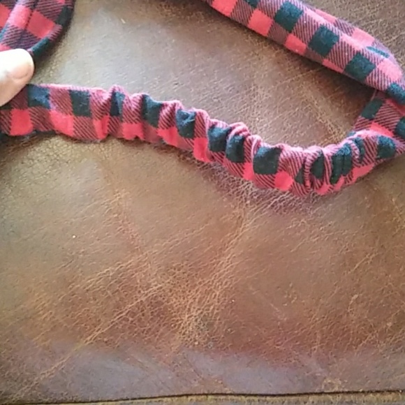 Im selling a headband just bought no tag worn once - Picture 2 of 3